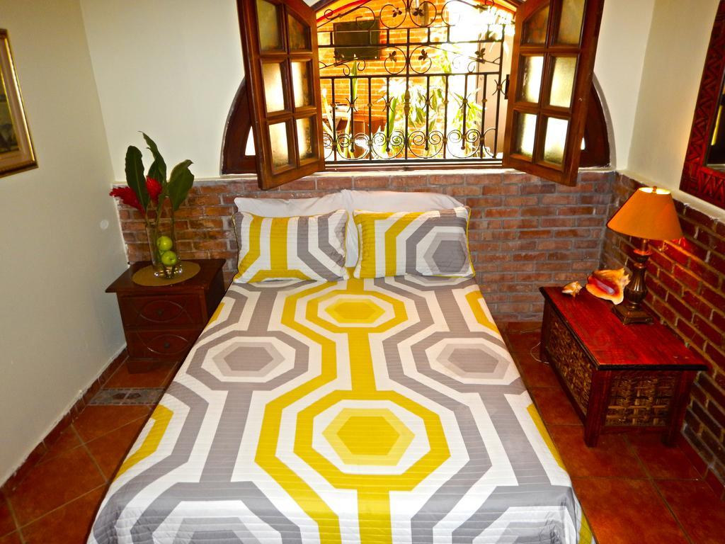 Suite Colonial Santo Domingo Room photo